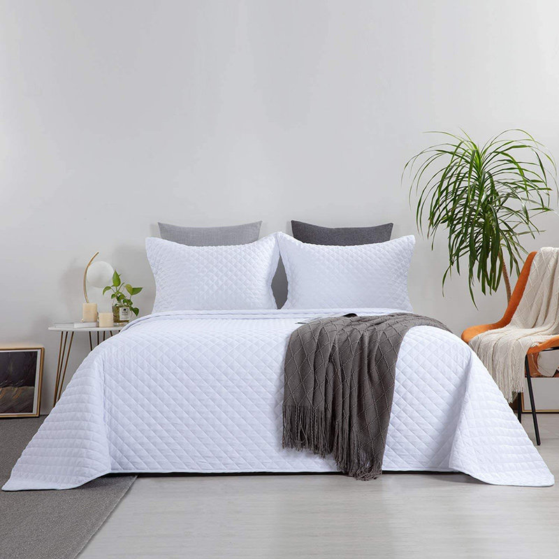 Super-soft-comfortable-four-season-cheap-cost-hotel-bed-quilt-comforter-(1)