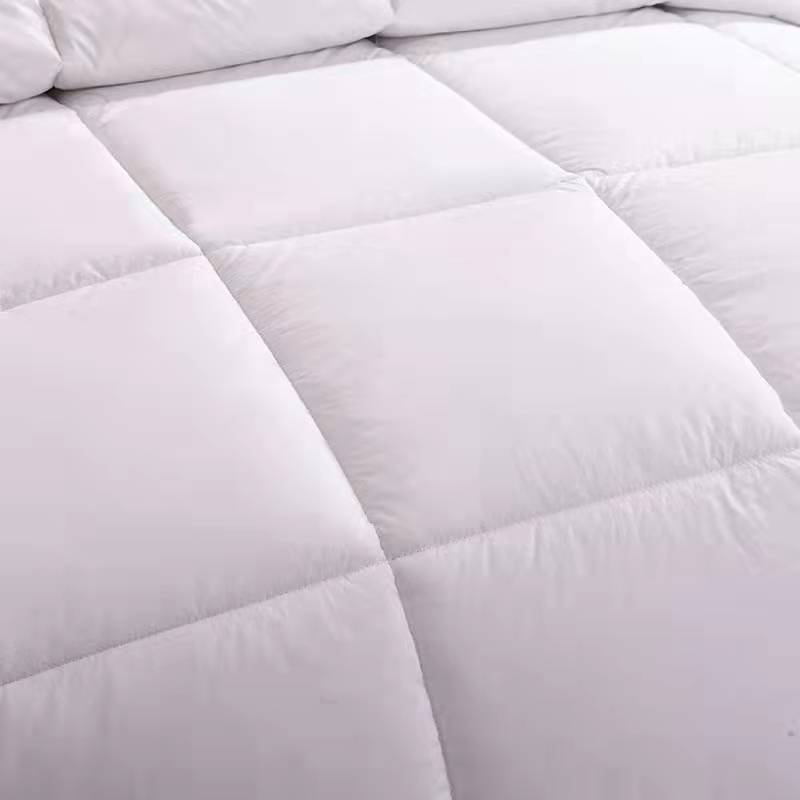 Super-soft-comfortable-four-season-cheap-cost-hotel-bed-quilt-comforter-(7)